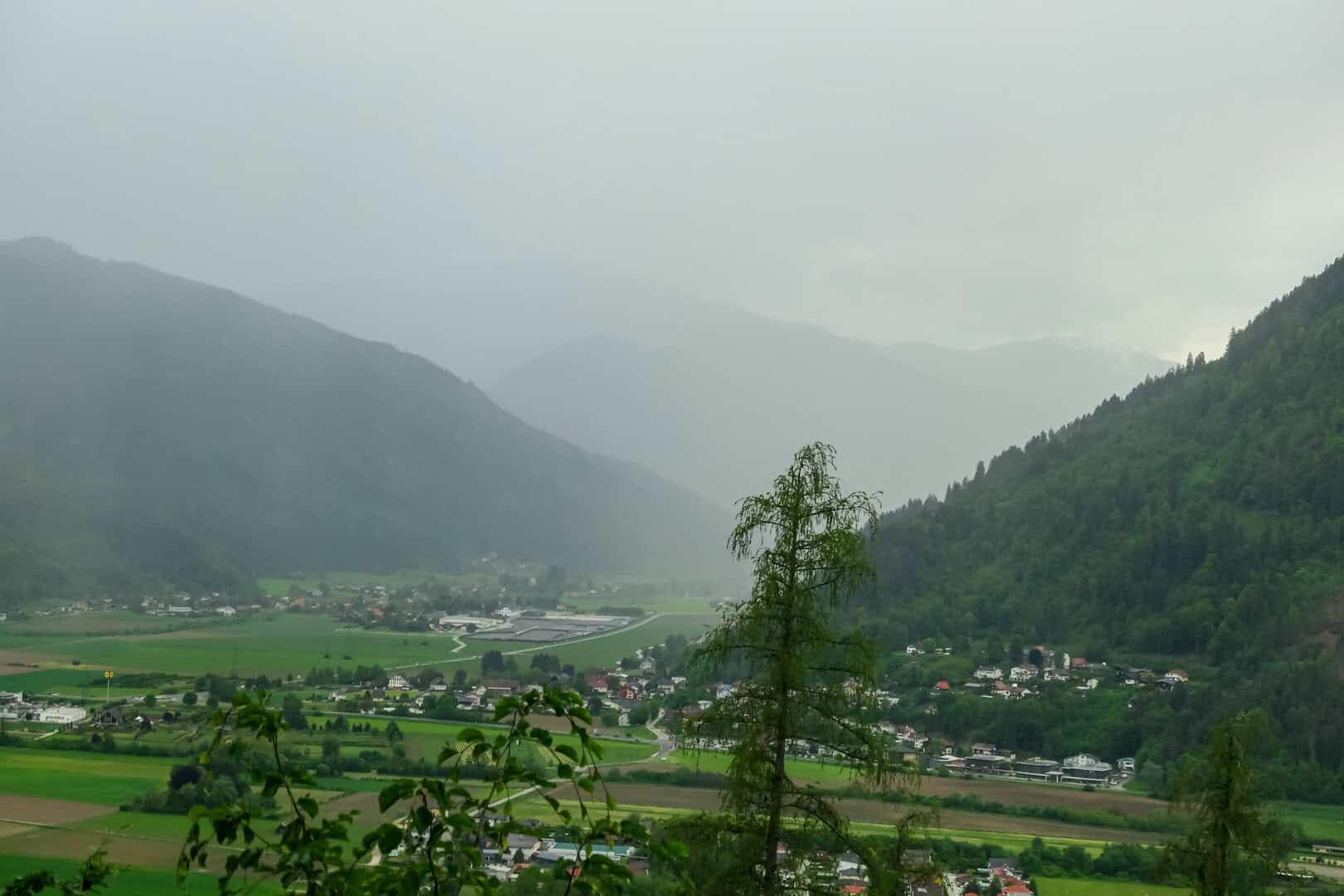 Meteo: weekend burrascoso sulle Alpi con temporali violenti e raffiche di vento estreme