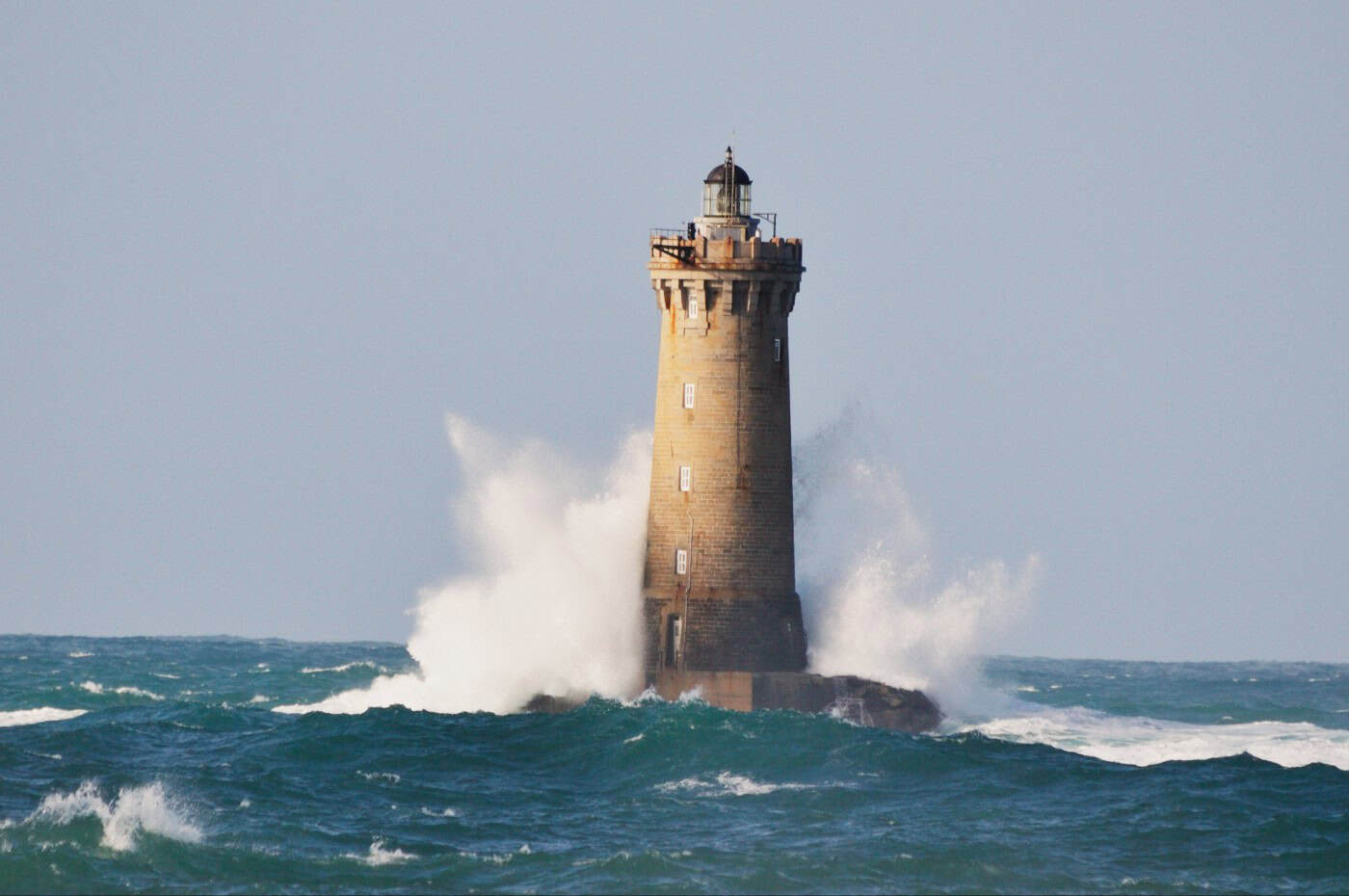 Meteo Francia: vento fino a 120 km/h in arrivo questa settimana, ecco dove soffierà più forte