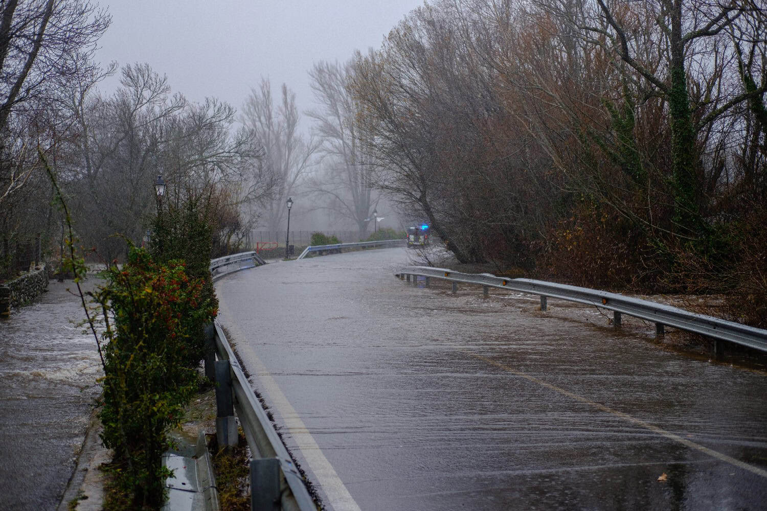 Meteo Madrid: piogge torrenziali, fiumi esondati e strade chiuse. Rischio alluvioni in diverse zone