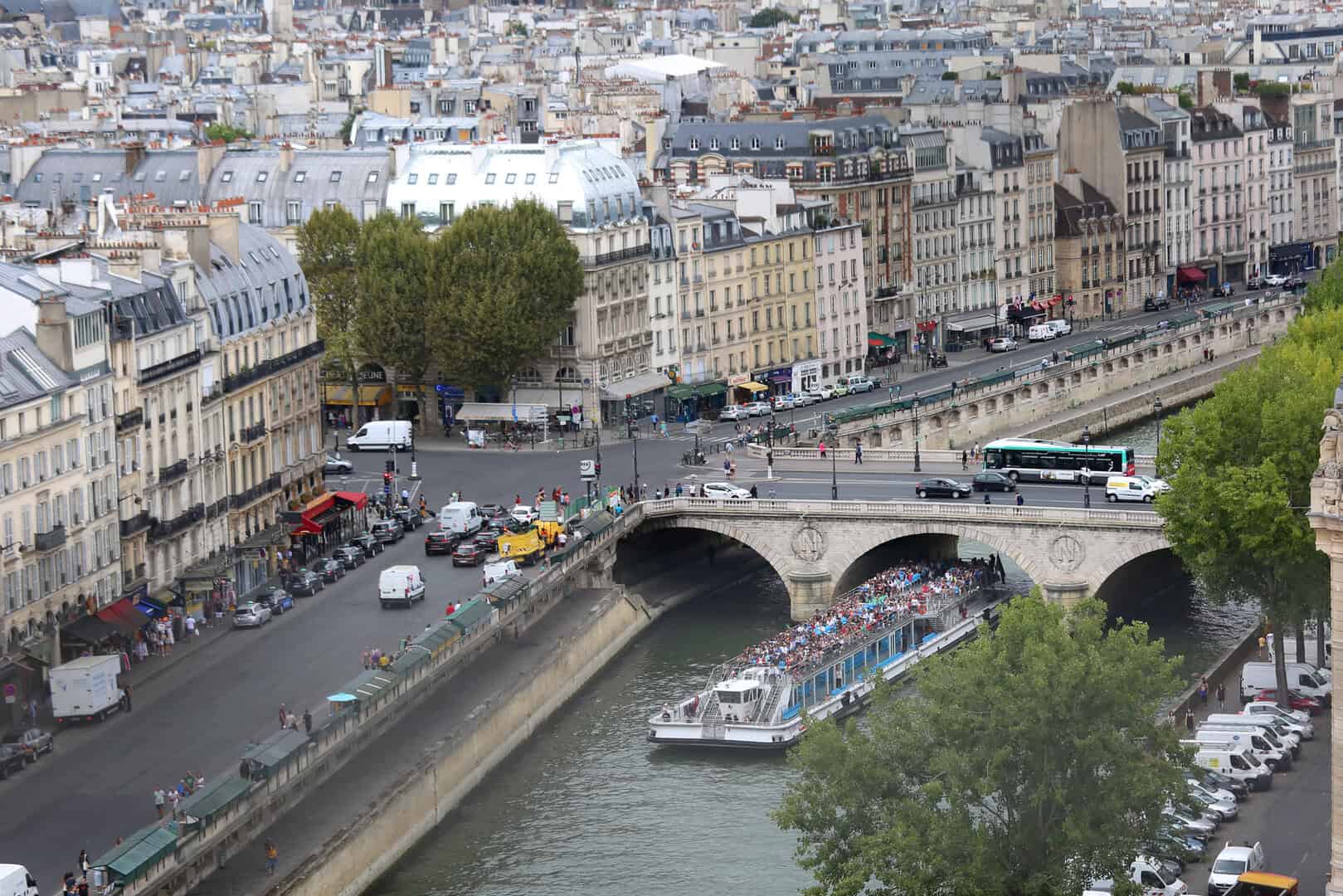 Parigi: Sotto il cielo grigio dell’eleganza senza tempo