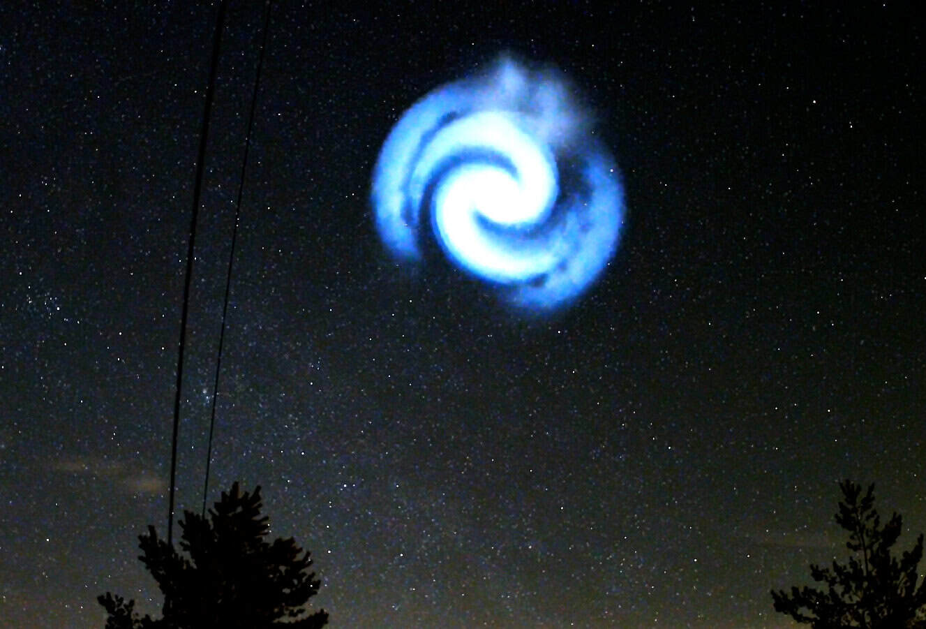 Spettacolare spirale luminosa nel cielo