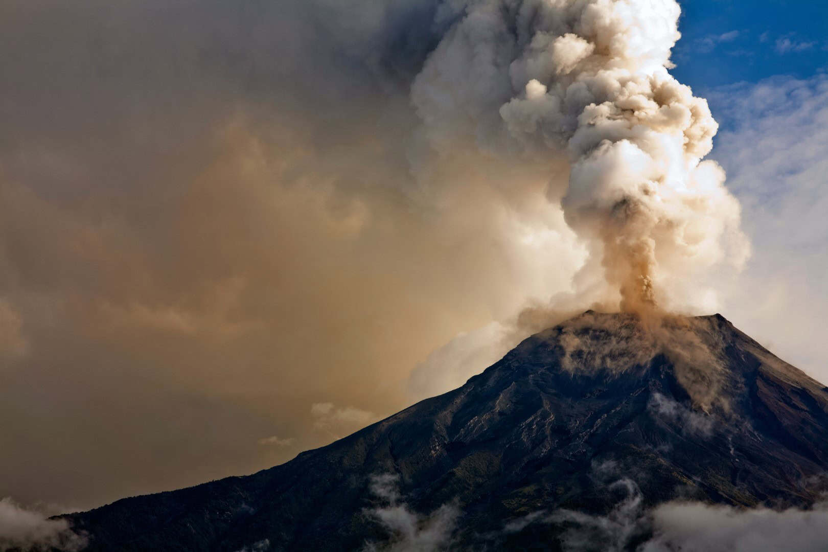 Eruzione del vulcano Kanlaon: allerta massima e consigli per chi viaggia