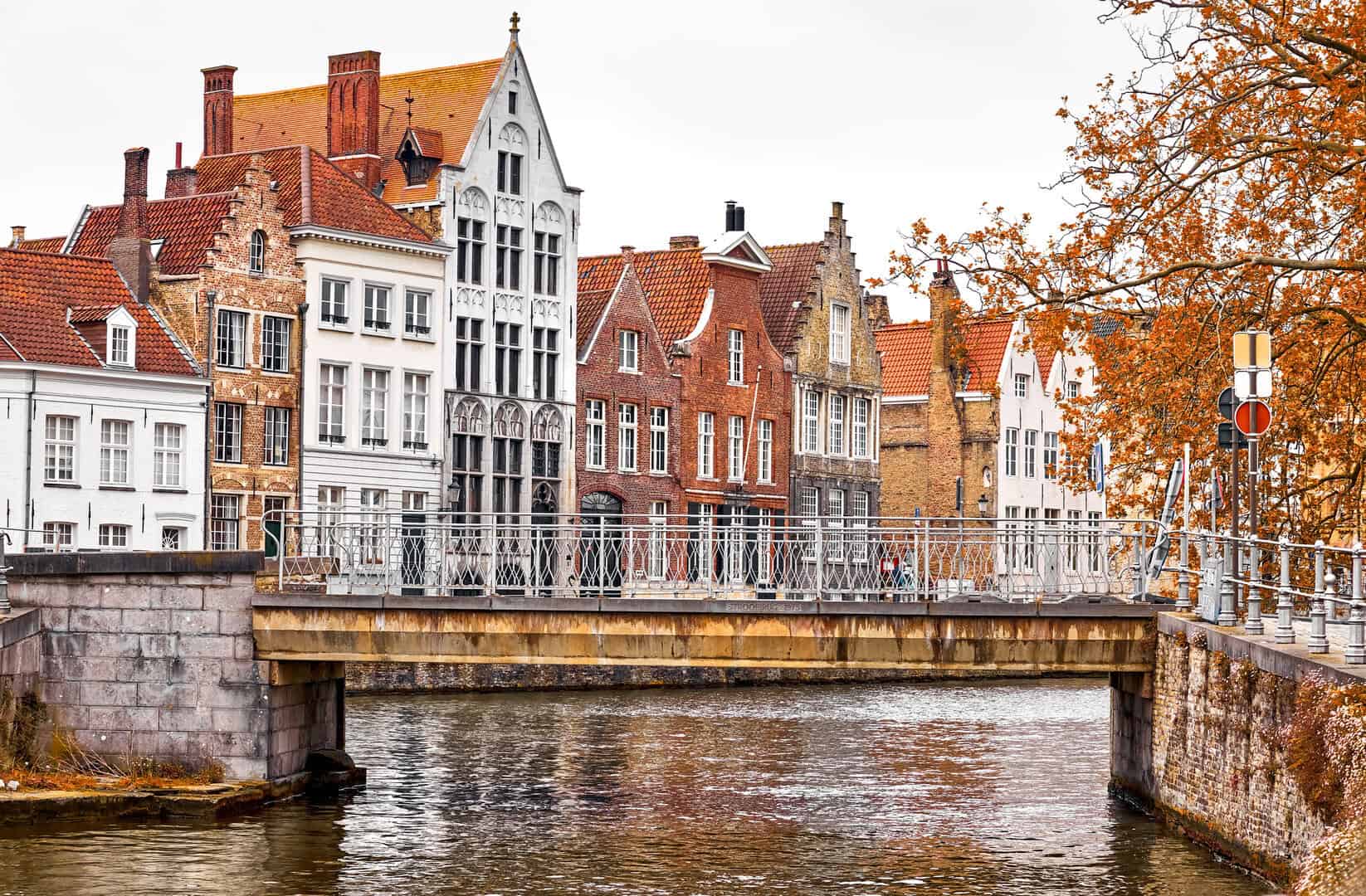 Bruges, Belgio, sogno medievale tra nebbie e canali