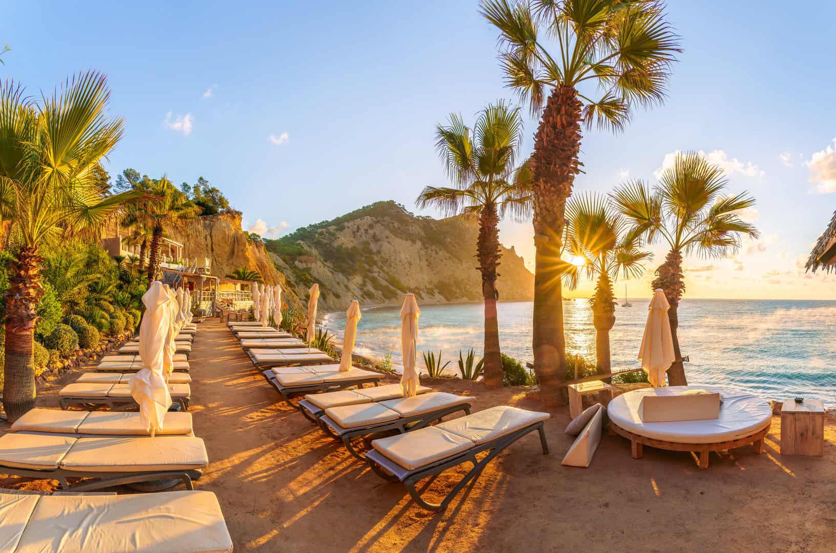 Ibiza, tra mare cristallino e notti che non finiscono mai