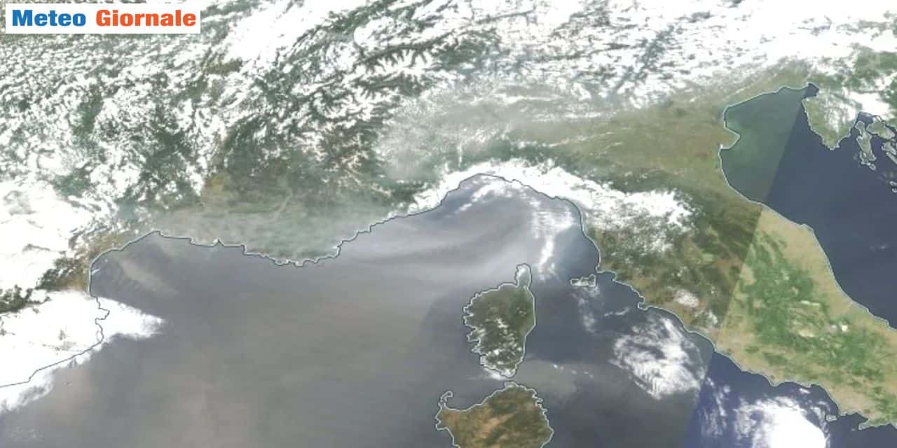 Dal satellite Eumetsat la chiara presenza fin sull'Italia dei fumi trainati dalle correnti in quota
