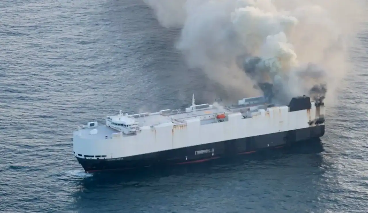 Nave in fiamme con 3.000 veicoli elettrici