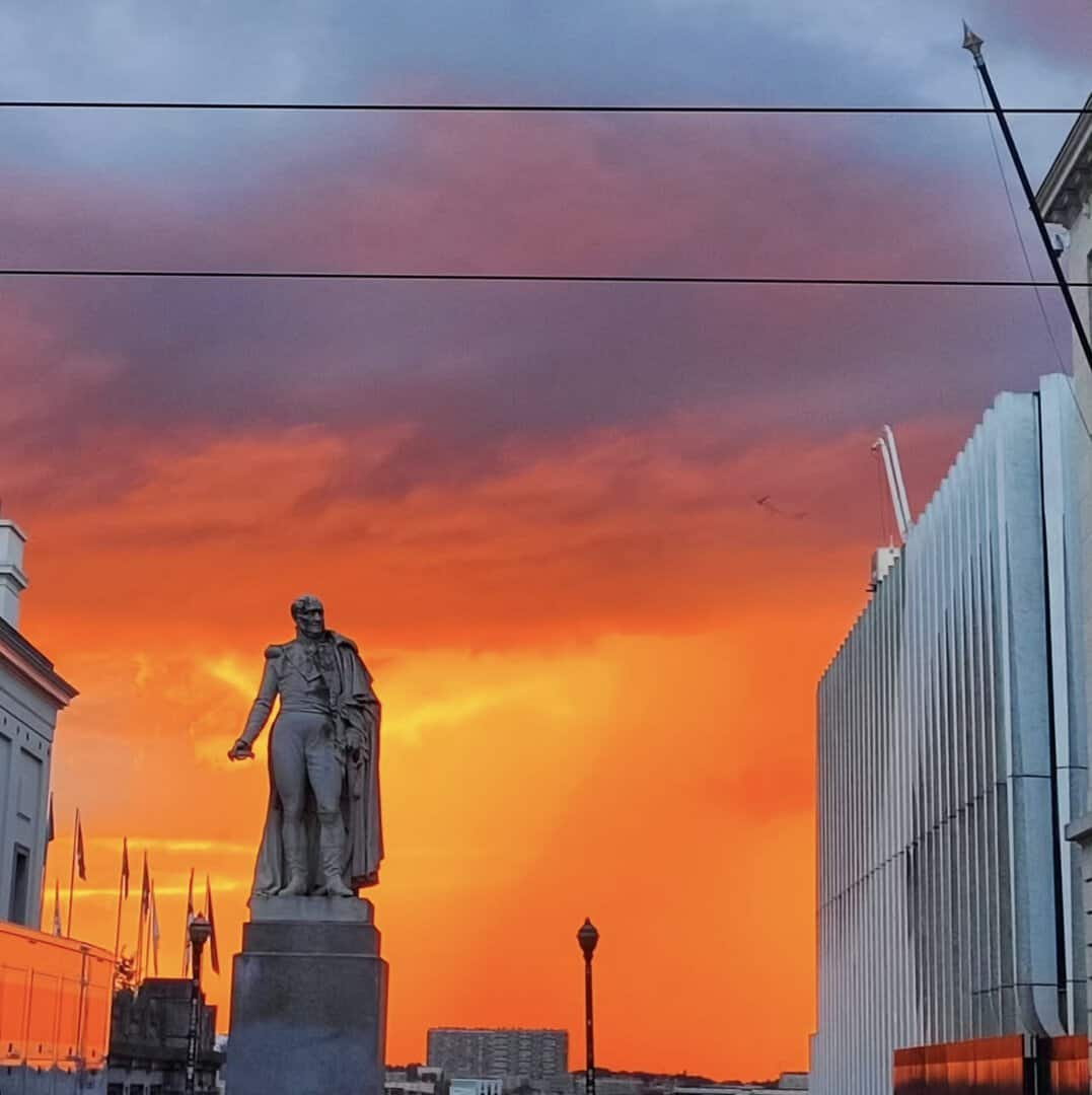 Spettacolare tramonto rosso a Bruxelles per le particelle di sabbia in sospensione
