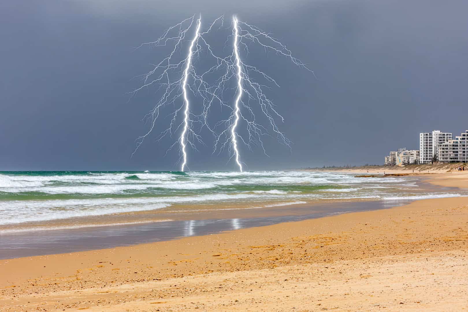 Stati Uniti, evacuazione delle spiagge durante un temporale. Ecco perché
