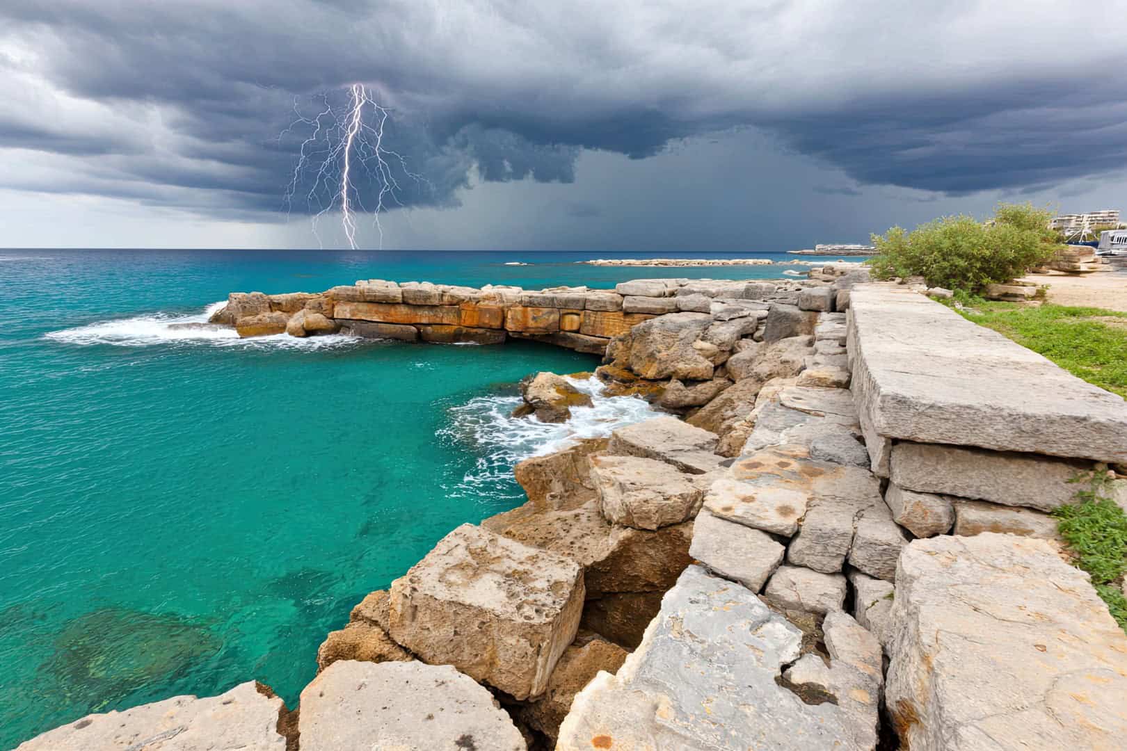 Temporale in spiaggia. Uomo colpito da fulmine. In Italia non c’è prevenzione