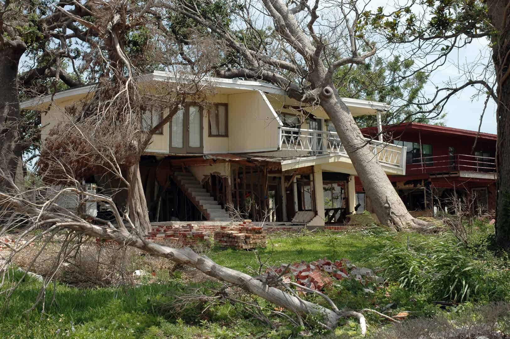 Uragano Gabrielle sulle Azzorre: ora ciclone post-tropicale, con raffiche fino a 200 km/h