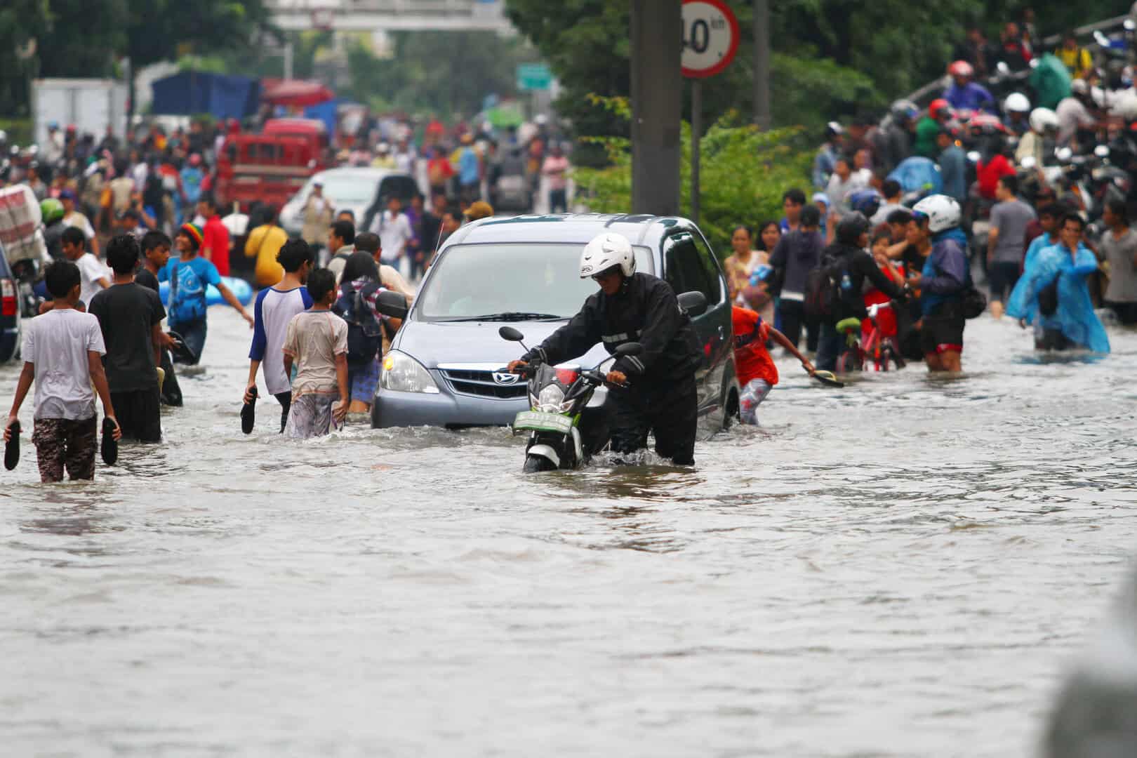 Alluvioni devastanti nel Sud-Est Asiatico: oltre 370 morti e decine di migliaia di sfollati