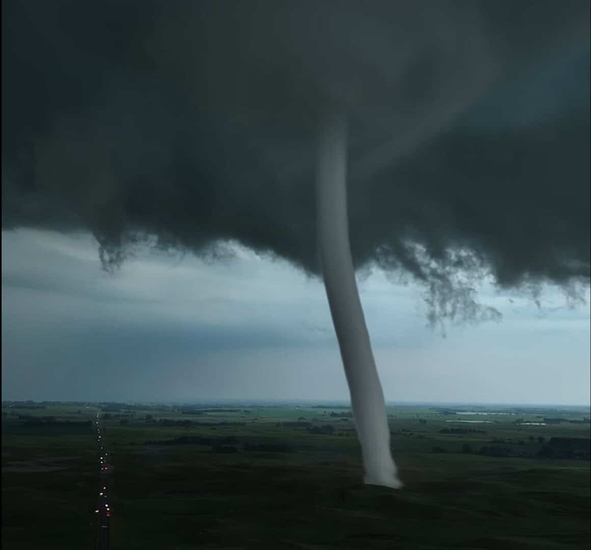 Anomalo Tornado che si mette a “ballare”