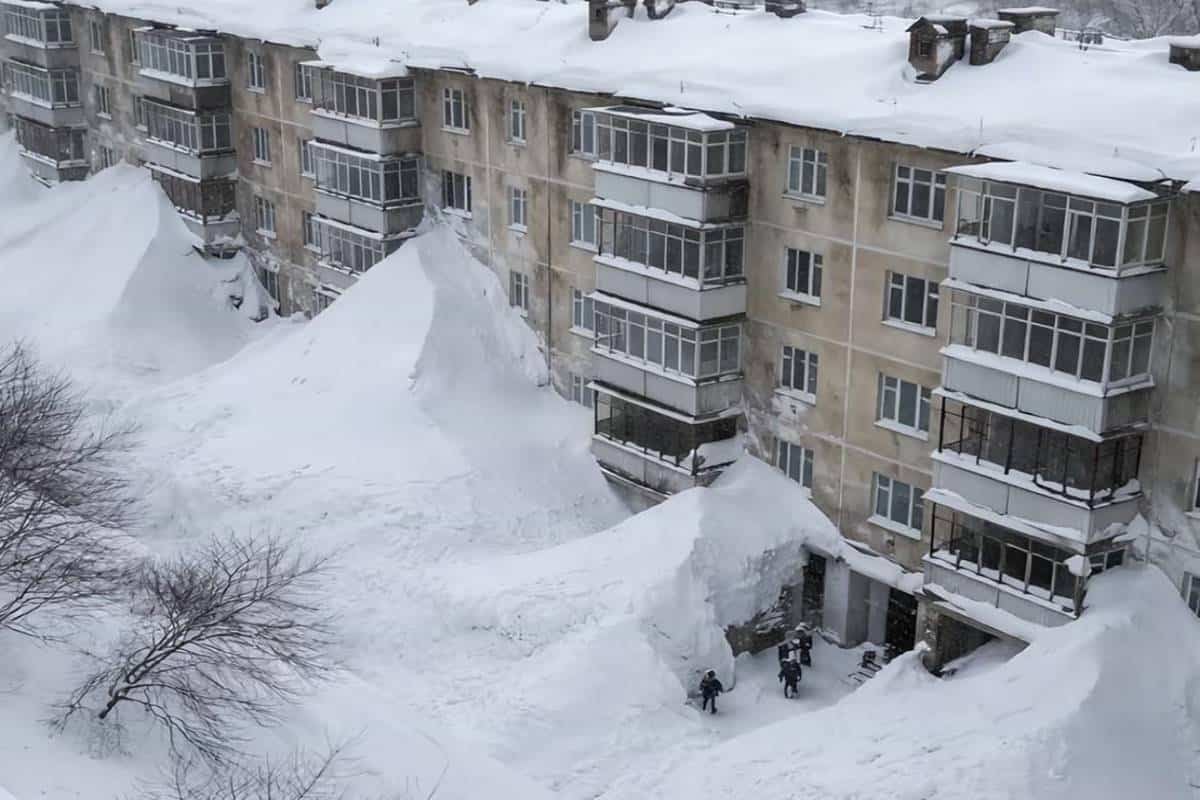 Kamchatka, case sommerse dalla neve, non è intelligenza artificiale
