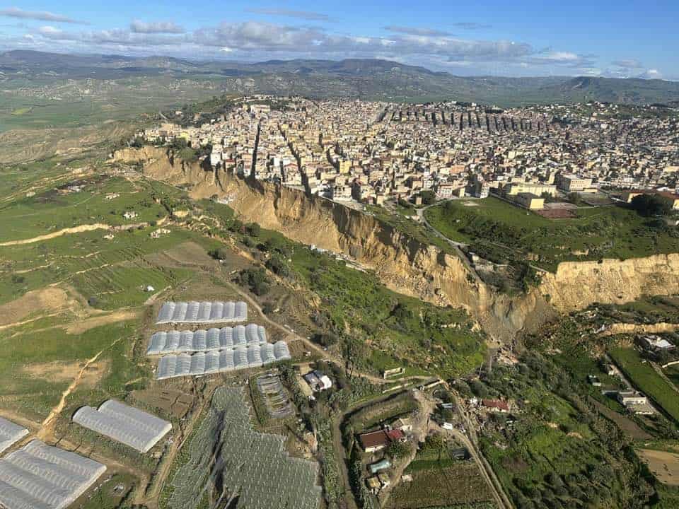 Frana di Niscemi si allarga sempre più, case a rischio crollo, altre famiglie evacuate