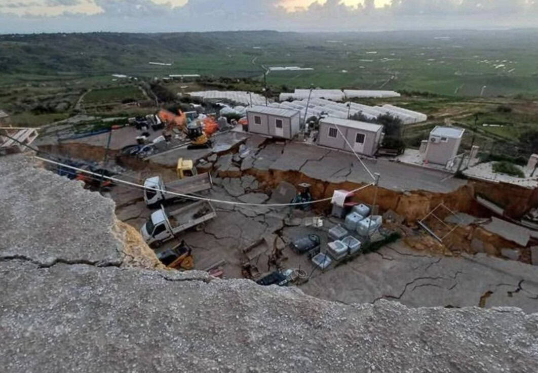 La terra si apre in Sicilia, frana di Niscemi sempre più grande
