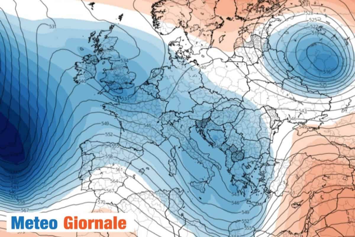 fase meteo turbolenta con cicloni e