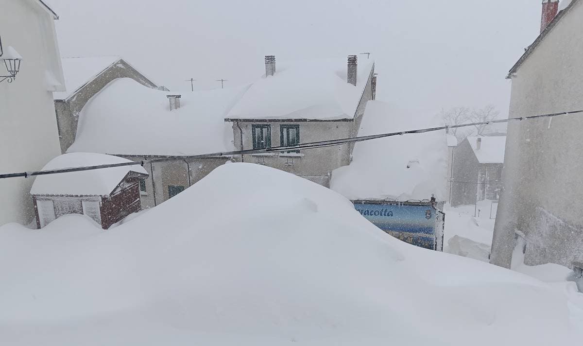 Eccezionale tempesta di neve in azione, caduto già un metro e mezzo