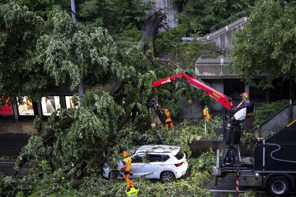 Super temporale colpisce Zurigo, città in tilt e feriti