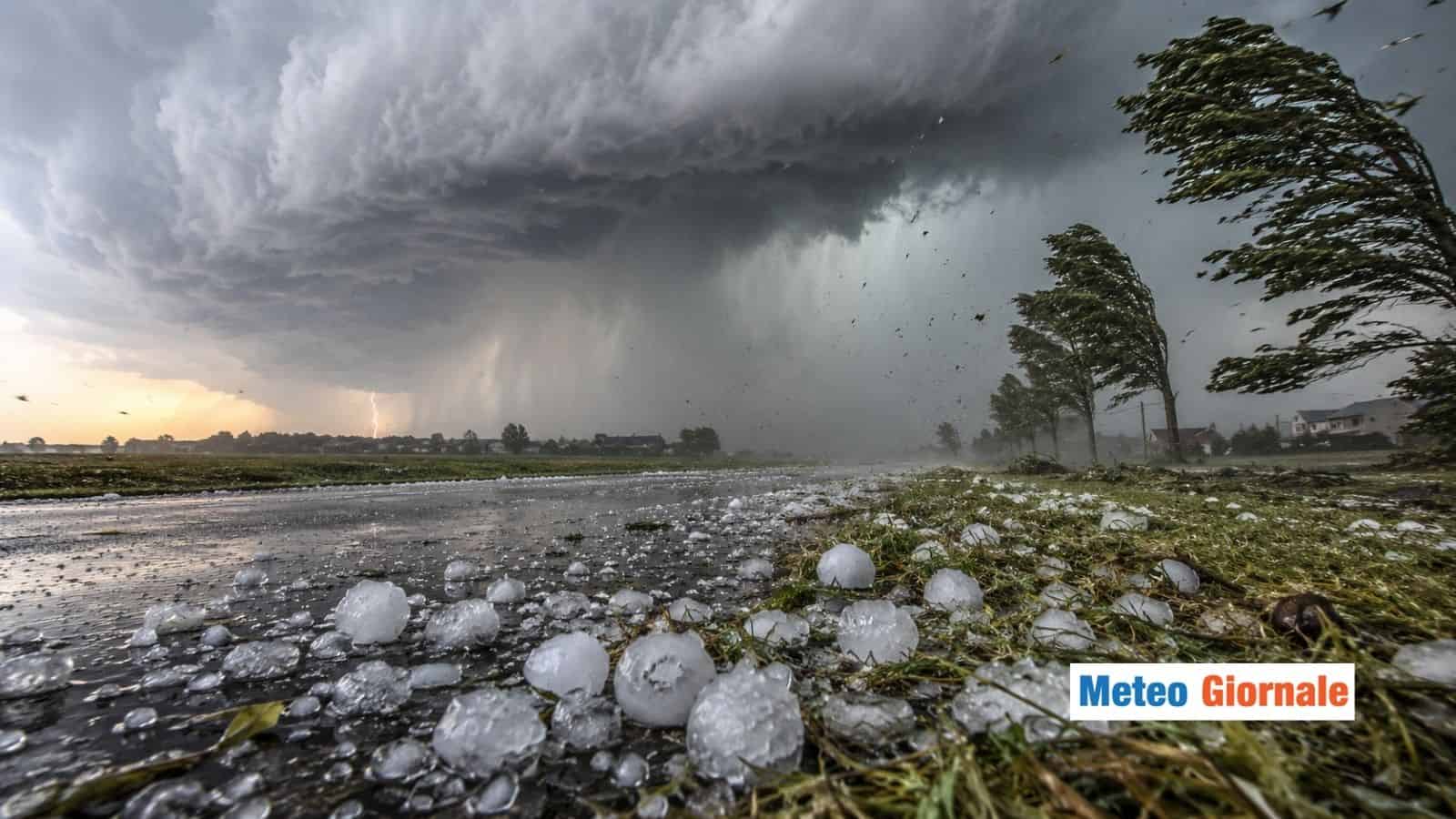 Temporali imprevedibili, grandine gigante e raffiche furiose: cosa sta accadendo al clima estivo