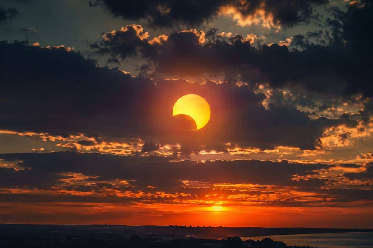 Le nubi e i temporali minacciano l’eclissi di sole in Italia