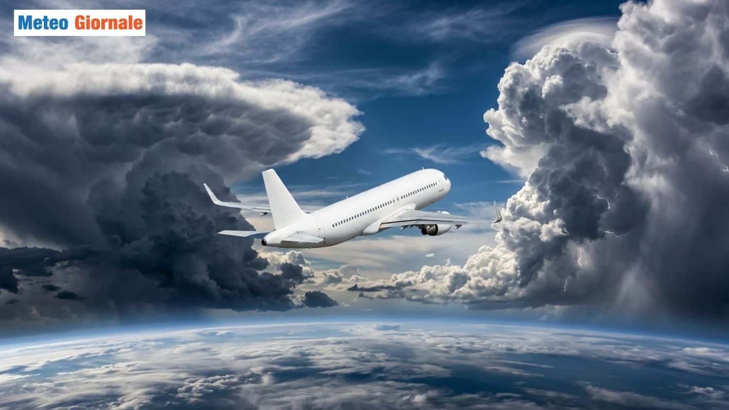 aereo in volo tra temporali 20