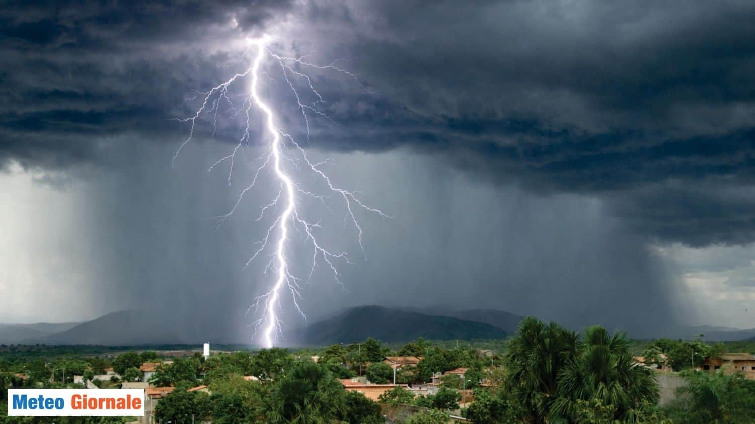 Isaias punta New York: piogge torrenziali e rischio Tornado 1 Isaias punta verso New York gtr