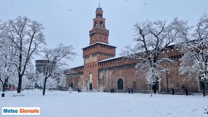 Neve a Milano che imbianca il Castello Sforzesco kj